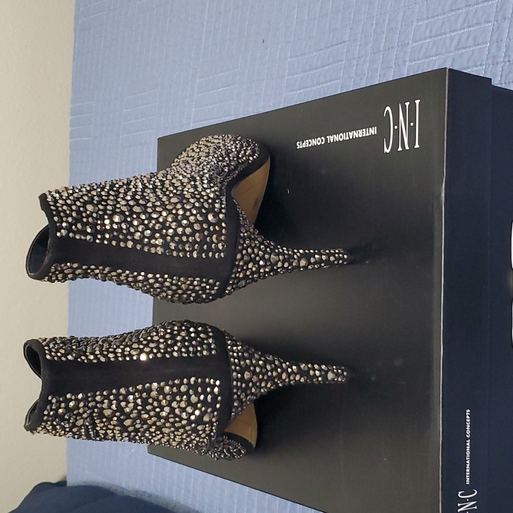 Shoes - Picture 5 of 8